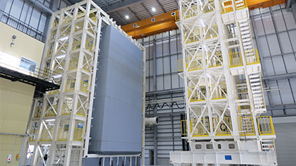 滑川製造所 大規模カーテンウォール試験棟『N-CueB』の運用開始（YKK AP株式会社）